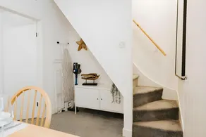 Central 3BR Home with Garden, Fast WiFi & Smart TV, Sleeps 6, Ideal for Contractors & Families - Image 4
