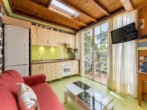 Apartment with a view of the community garden - Image 2