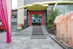Super Townhouse Prakash continental Near Netaji Subhash Place Metro Station - Image 5