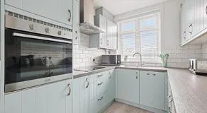 Bright 2BR Apartment, Free parking, Easy access to beaches & Town - Image 2