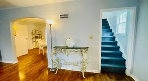 Studio with private entrance and parking - Image 4
