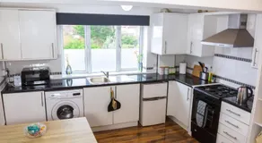 Freshly Renovated Apartment on High Street - Image 3