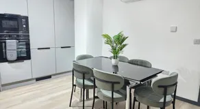 Elegant 2-Bed Apartment with AC, Sleeps 5, Private Garden, Free Parking, Netflix, WiFi, New build - Image 2