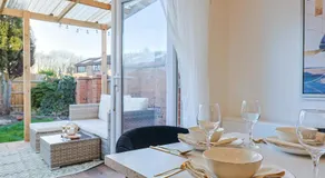 Luxury Heathrow House Garden Lounge 3Bed - Image 2