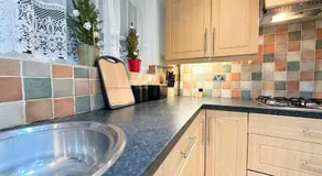 Spacious Luton Airport Accommodation - Perfect for Contractors, Families, Tourists & Long Stays - Image 4
