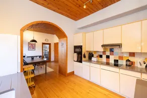 Detached House with Sea Views & Parking - Image 5