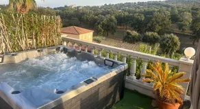 Chambre avec piscine, jacuzzi, vue mer et montagne, plage à pied - Image 3