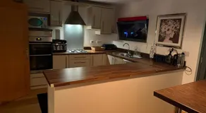 Swansea Marina & Beach Retreat - 3 Bed & Parking - Image 5