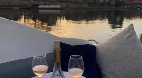 Romantic 3Beds Yacht Escape on Thames - Image 3