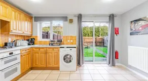 Modern Three Bedroom House Free parking wifi - Image 5