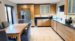 Riverside 4 Bedroom House Wraysbury Staines - Image 5