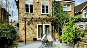 Inviting 4-Bed House near Heathrow w Fireplace - Image 2