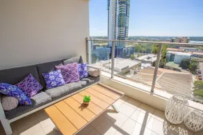 Luxury two-beds harbour views apartment - Image 2