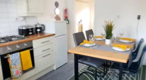 Spacious 3BED Home in Manchester 5 mins walk to Clifton Station with Spacious Garden and Free Parking - Image 2