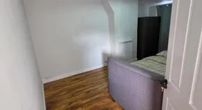 Three bedroom house with a park - Image 5