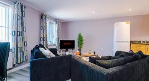 MODERN 2 BEDROOM 2 BATHROOM APARTMENT SLEEPS 4 IN WARRINGTON FOR WORK AND LEISURE WITH PRIVATE PARKING BY AMAZING SPACES RELOCATIONS Ltd - Image 3