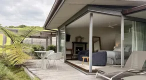 Waiheke Luxury Blue and Green Rooms - Image 2