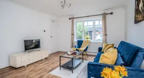 Fowler House 2 Bedroom ,Free WIFI, Parking, Crawley, Close to Gatwick Airport, Contractor friendly, business travellers - Image 2