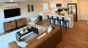Modern Urban Container Retreat Sleeps 5 Near UofA, Banner, Central Tucson - Image 2