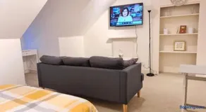 Modern Stay in Ashford Town Centre 5min to Station - Image 2