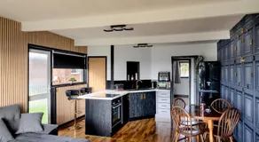 Romantic Seaside Chalet Retreat Solent Breezes - Image 4