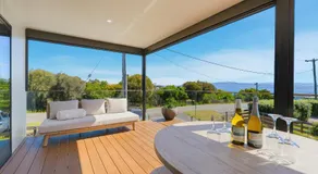 'The Bay Escape' Opossum Bay a beach side suburb 40 mins to city - Image 3