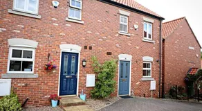 Stylish Village Townhouse w/ Parking – Near Leeds & York - Image 4
