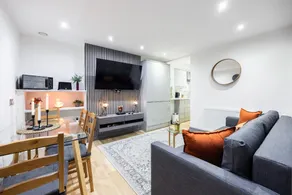 Hammersmith 3BR Home Heathrow Direct Sleeps 8 - Image 2