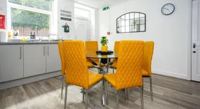 Manygates by Alt-Stay Contractor Accommodation - 4 Bed Ground Floor Contractor Apartment With Parking, Wi-Fi & Full Kitchen - Ideal For Long stays - Image 3