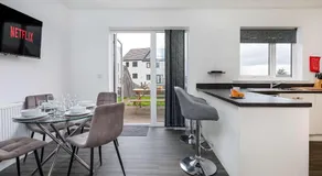Spacious Luxurious Serviced Accommodation 4 - Image 2