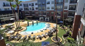 Poolside Comfort 2BR Galleria Stay AND Garage - Image 4