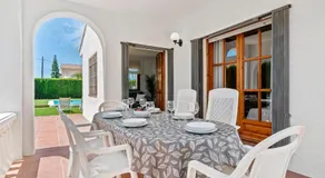 Villa 'Chalet a Pie Cala Forn con Piscina' avec piscine privée, terrasse et Wi-Fi - Image 3