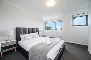 Warm cozy 5Br house near train station & Coles - Image 2