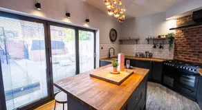 Town center cottage with Hot tub - Image 2
