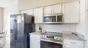 Spacious and quiet home with private patio & enclosed yard - Image 4