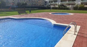 Apartamento para 5 personas frente al mar con piscina y parking - Image 3