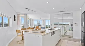 Stylish 3 Bedroom Apartment with Pool, Sauna & Gym - Image 3