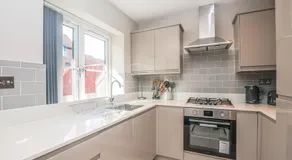 Langston House: 2 Bed, 2 Bath Luxury Apartment - Image 4