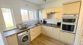 4-Bedroom House - Thornton Heath - Image 3