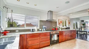 4 bd Home with Lake Views - Image 4