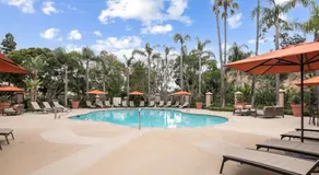 Stylish 1BR with KING Bed, Pool, Jacuzzi & Gym, Free Parking, Near UCSD - Image 2