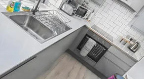 Modern Apartment with Free Parking, Entertainment & Fast Wi-Fi Close to Hull Station - Image 3
