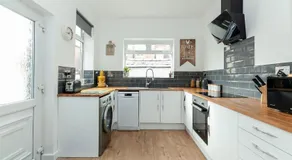 Park House - Large 3 Bedroom Victorian House, 10 Mins from Manchester - Image 3