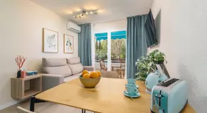 Beachfront Tiffany Design Apartment - Image 2