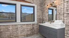 King suite with walking distance to night life - Image 2