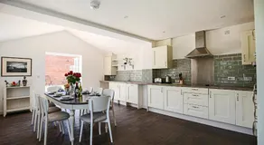 Premium 4 large double bed townhouse in Bicester, next to Bicester Village - Image 3