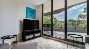Peaceful 2 bedroom unit with Free parking - Image 2