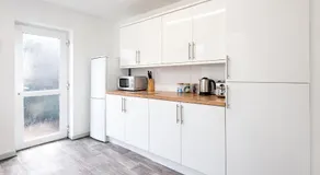 3BR - Near Stadium - Smart TVs - Image 2