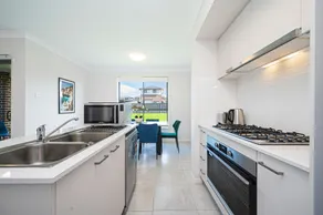 Warm cozy 5Br house near train station & Coles - Image 4
