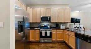 Medical District 2BR with Jacuzzi & Parking - Image 5